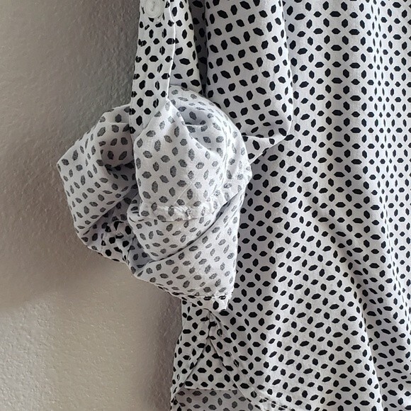 Velvet heart Black and white long sleeved button front print blouse size medium - Picture 3 of 5